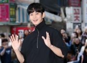 Kim Soo Hyun Datang ke Pesta Jelang Episode Terakhir ‘Queen of Tears’